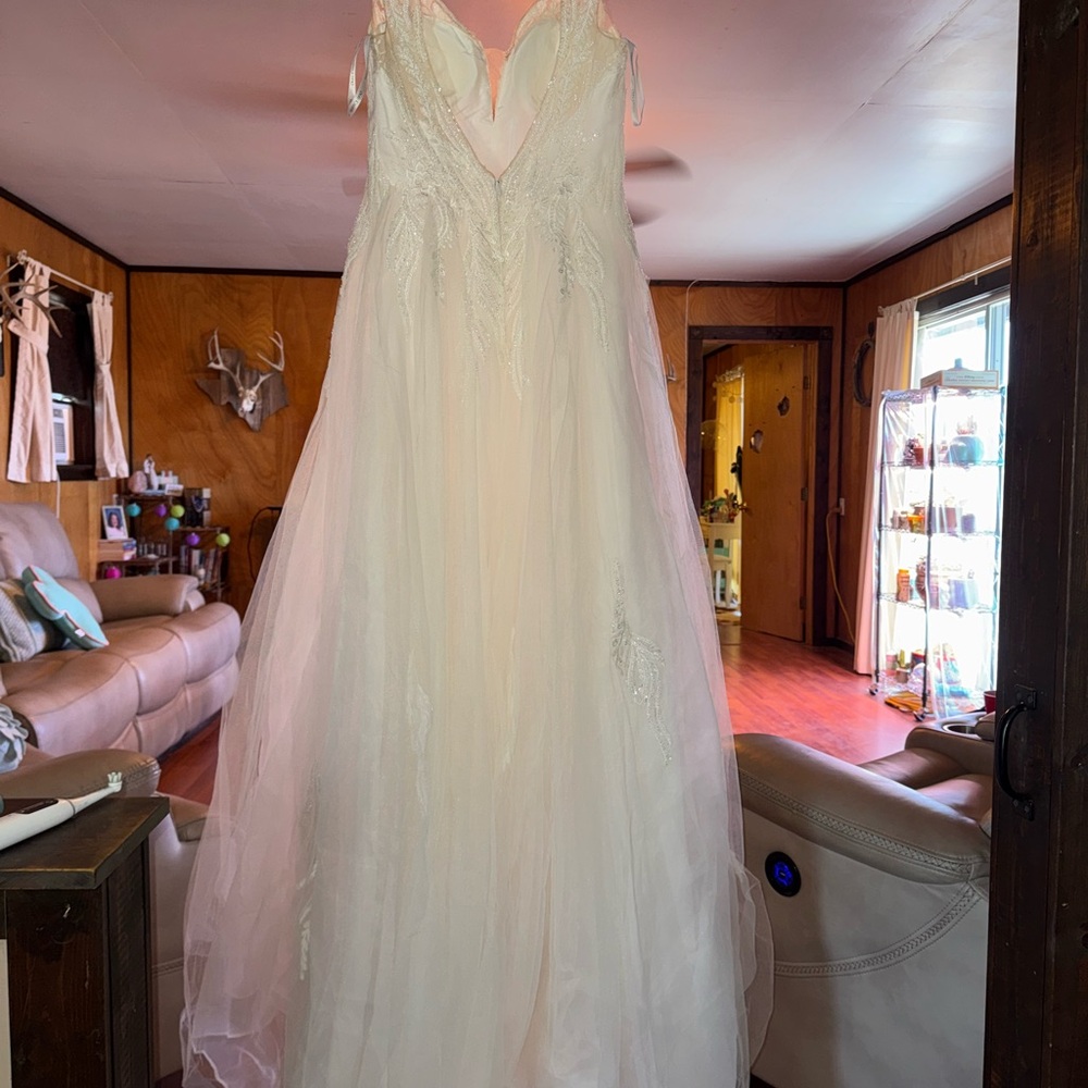 Elegant White Wedding Dress - Picture 7 of 13